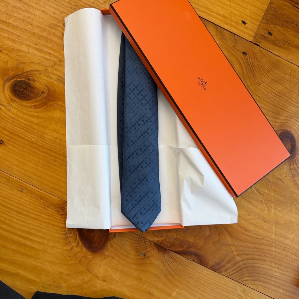 NWT Hermes Faconne Infinite H 100% Silk Navy Tie with Box!